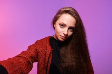 Uzun saçlı güzel bir kadının stüdyo portresi. 