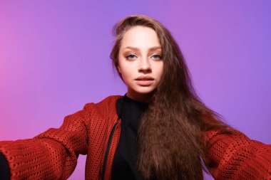 Uzun saçlı güzel bir kadının stüdyo portresi. 