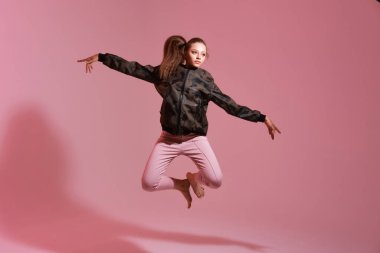 Genç bir kadının atlama sahnesi. 