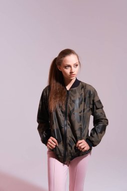 Uzun saçlı güzel bir kadının stüdyo portresi. 