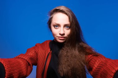 Uzun saçlı güzel bir kadının stüdyo portresi. 