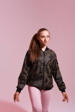 Uzun saçlı güzel bir kadının stüdyo portresi. 