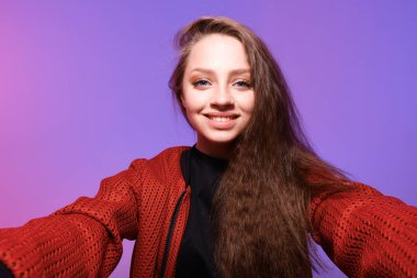 Uzun saçlı güzel bir kadının stüdyo portresi. 