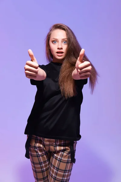 Студійний Знімок Молодої Жінки Показує Великі Пальці Вгору — стокове фото