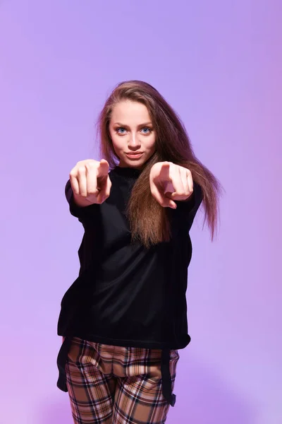 Studio Shot Young Woman Pointing Camera — Stock Photo, Image