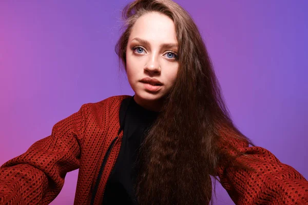 Retrato Estúdio Jovem Mulher Bonita Com Cabelo Comprido — Fotografia de Stock