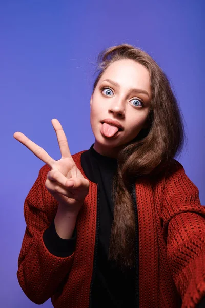 Studio Shot Young Woman Showing Victory Gesture — Stock Photo, Image