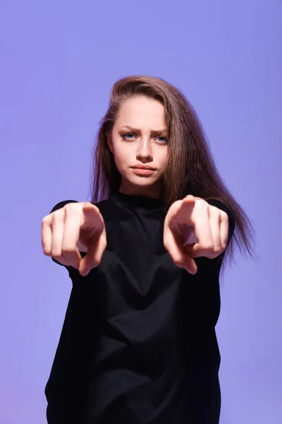 Estudio Mujer Joven Apuntando Cámara — Foto de Stock