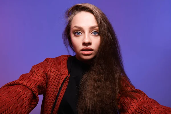 Retrato Estúdio Jovem Mulher Bonita Com Cabelo Comprido — Fotografia de Stock