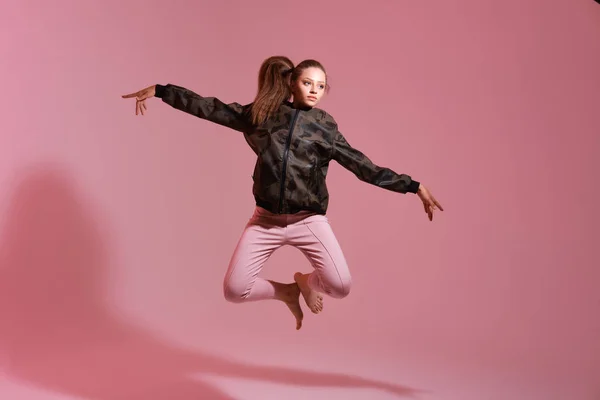 Estudio Tiro Mujer Joven Saltando — Foto de Stock