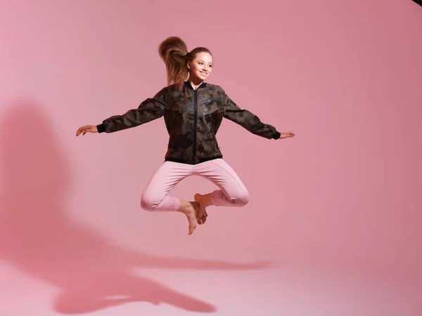 Estudio Tiro Mujer Joven Saltando — Foto de Stock