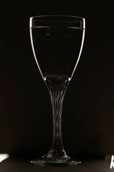 Siyah Arkaplanda Boş Şarap Kadehi — Stok fotoğraf