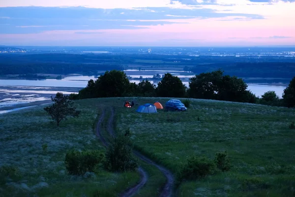 Wanderer Zelten Feld Und Bei Sonnenuntergang — Stockfoto