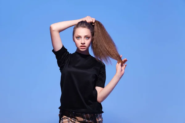 Retrato Estudio Joven Hermosa Mujer Con Pelo Largo — Foto de Stock