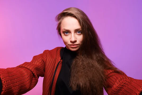 Retrato Estúdio Jovem Mulher Bonita Com Cabelo Comprido — Fotografia de Stock