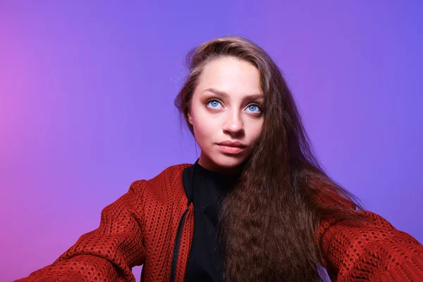 Retrato Estúdio Jovem Mulher Bonita Com Cabelo Comprido — Fotografia de Stock