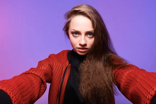 Retrato Estúdio Jovem Mulher Bonita Com Cabelo Comprido — Fotografia de Stock