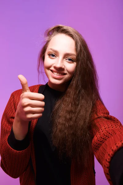 Студийный Снимок Молодой Женщины Показывающей Большой Палец Вверх — стоковое фото