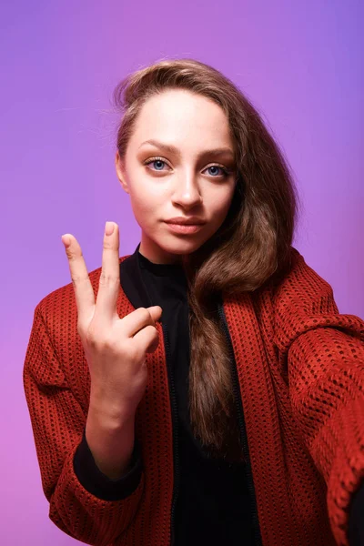Studio Shot Young Woman Showing Victory Gesture — Stock Photo, Image