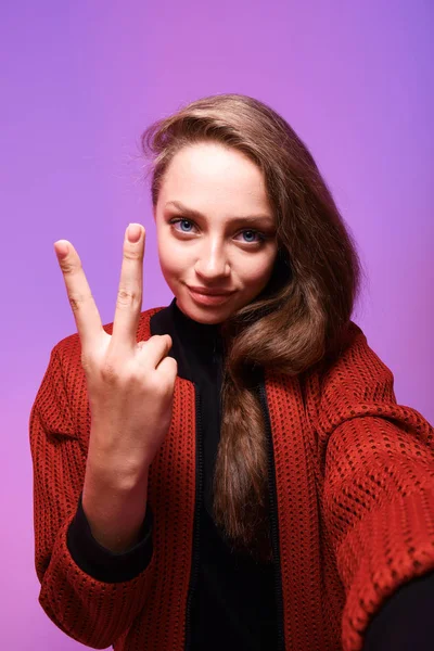 Estúdio Tiro Jovem Mulher Mostrando Gesto Vitória — Fotografia de Stock