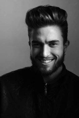 Yakışıklı bir gencin portresi. 