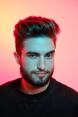 Yakışıklı bir gencin portresi. 