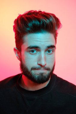 Kafası karışmış yakışıklı bir gencin portresi. 