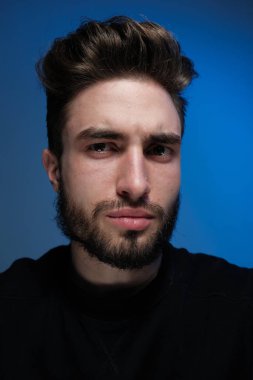 Yakışıklı bir gencin portresi. 