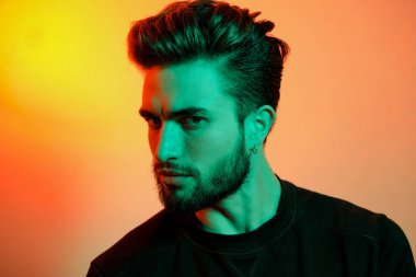 Yakışıklı bir gencin portresi. 