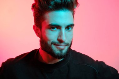 Yakışıklı bir gencin portresi. 