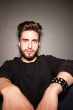 Yakışıklı bir gencin portresi. 