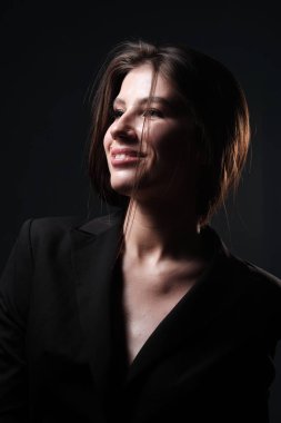 Güzel genç esmer kadın portresi stüdyo 