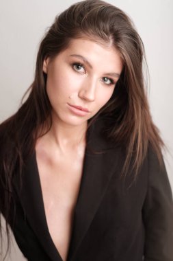 Güzel genç esmer kadın portresi stüdyo 