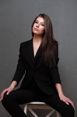 Güzel genç esmer kadın portresi stüdyo 