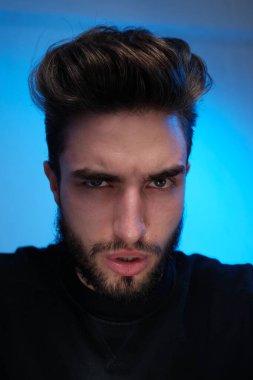 Yakışıklı bir gencin portresi. 