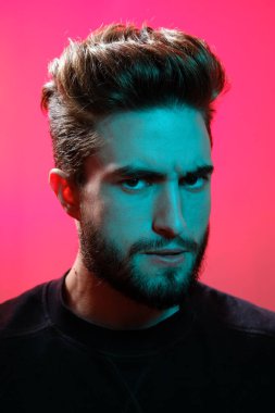 Kızgın yüzlü yakışıklı bir gencin portresi. 