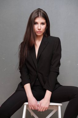 Güzel genç esmer kadın portresi stüdyo 