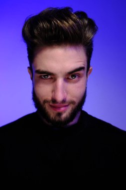 Yakışıklı bir gencin portresi. 