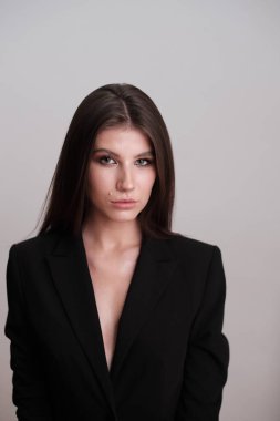 Güzel genç esmer kadın portresi stüdyo 