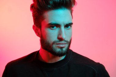 Yakışıklı bir gencin portresi. 