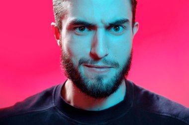 Yakışıklı bir gencin portresi. 