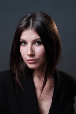 Güzel genç esmer kadın portresi stüdyo 