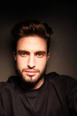 Yakışıklı bir gencin portresi. 