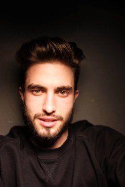 Yakışıklı bir gencin portresi. 