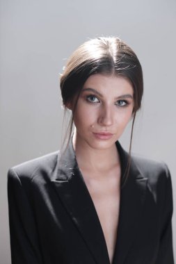 Güzel genç esmer kadın portresi stüdyo 