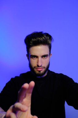 Yakışıklı bir gencin portresi. 