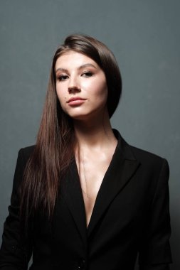 Güzel genç esmer kadın portresi stüdyo 