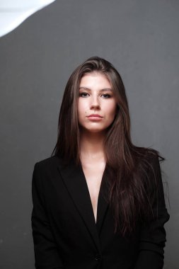 Güzel genç esmer kadın portresi stüdyo 
