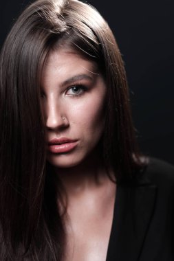 Güzel genç esmer kadın portresi stüdyo 