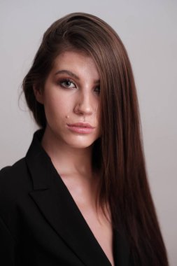 Güzel genç esmer kadın portresi stüdyo 